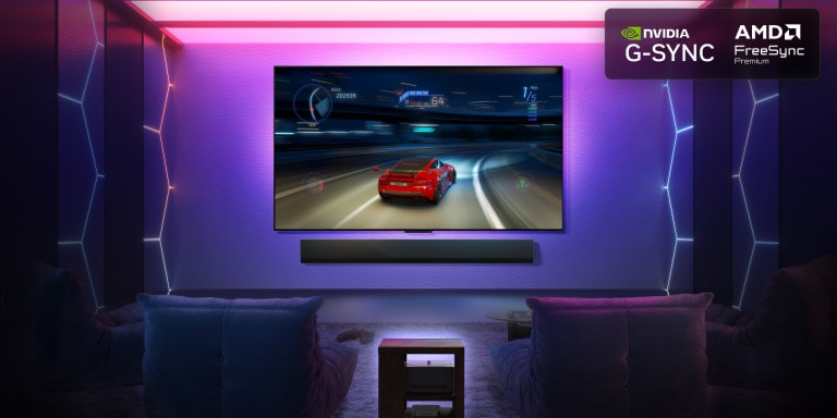 TV LG OLED M5 avec un jeu en cours à l’écran présentant un gameplay fluide. Le boîtier Zero Connect est visible, mais parfaitement intégré à l’espace. Les logos Nvidia G-Sync et AMD FreeSync Premium sont visibles. Les certifications de jeu sont visibles. 