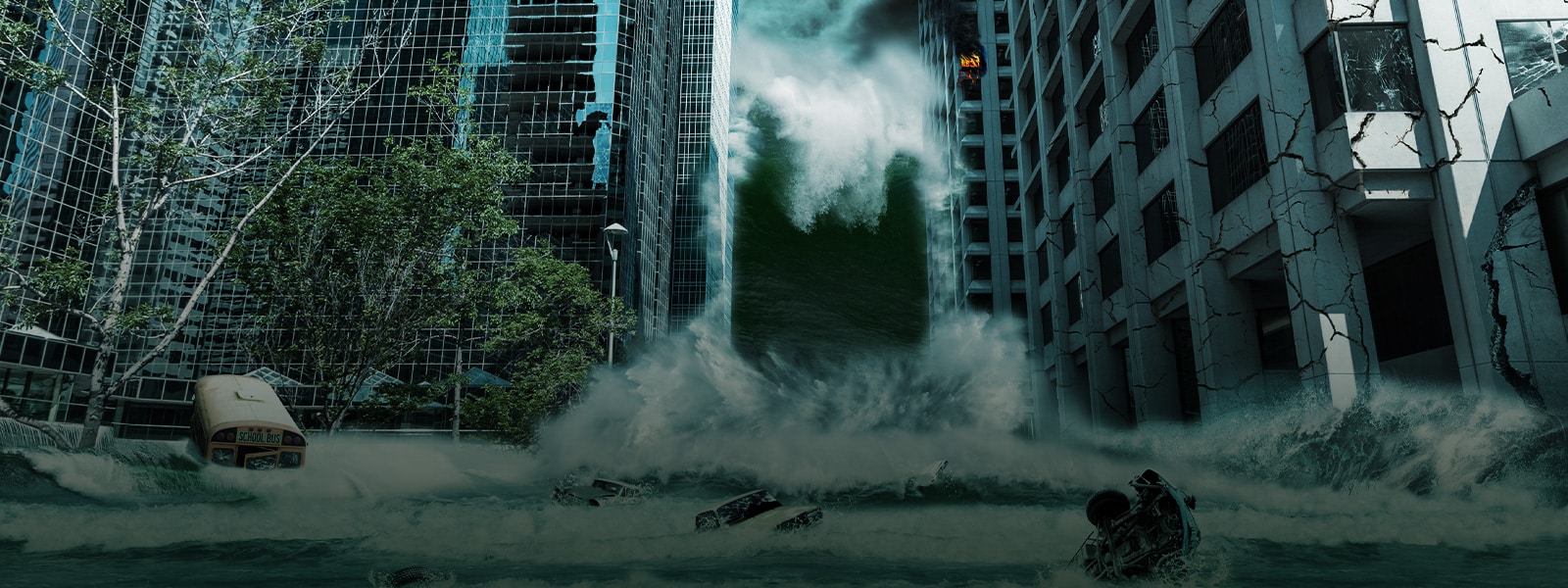 Une rue inondée avec des gens et des véhicules qui flottent dans l’eau et des bâtiments qui s’écroulent des deux côtés.