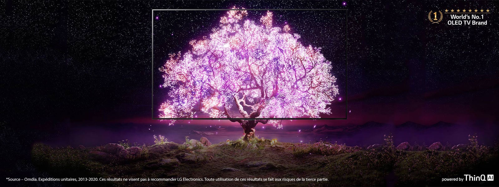 La scène où l’on voit le téléviseur OLED est superposée avec une image montrant un arbre brillant en rose. Le logo « La marque de téléviseur OLED N°1 au monde » est placé en haut à droite. Le logo « Powered by ThinQ IA » est placé en bas à droite. Le logo « LG OLED evo » est placé dans le coin en haut à gauche. Un bouton EN SAVOIR PLUS est situé en bas au centre.