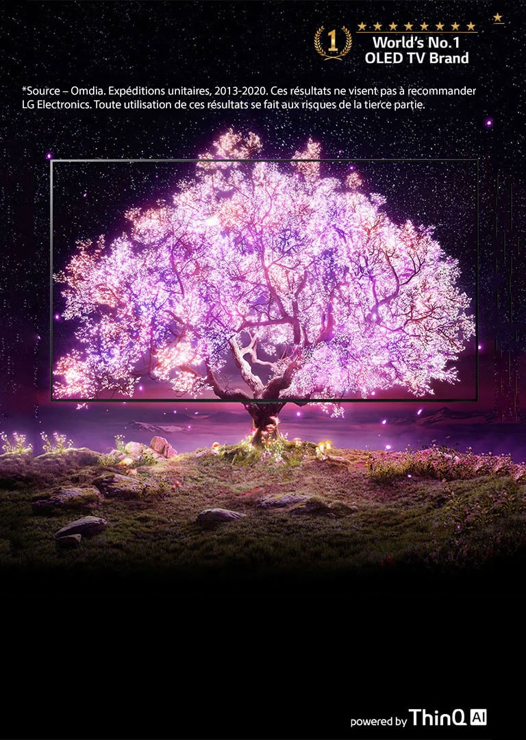 La scène où l’on voit le téléviseur OLED est superposée avec une image montrant un arbre brillant en rose. Le logo « La marque de téléviseur OLED N°1 au monde » est placé en haut à droite. Le logo « Powered by ThinQ IA » est placé en bas à droite. Le logo « LG OLED evo » est placé dans le coin en haut à gauche. Un bouton EN SAVOIR PLUS est situé en bas au centre.