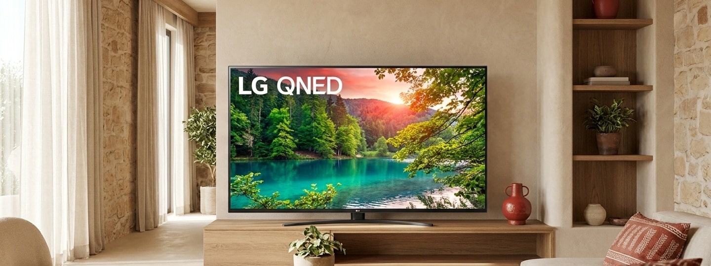 Téléviseur LG QNED affichant une image colorée dans un salon lumineux pour un usage quotidien.
