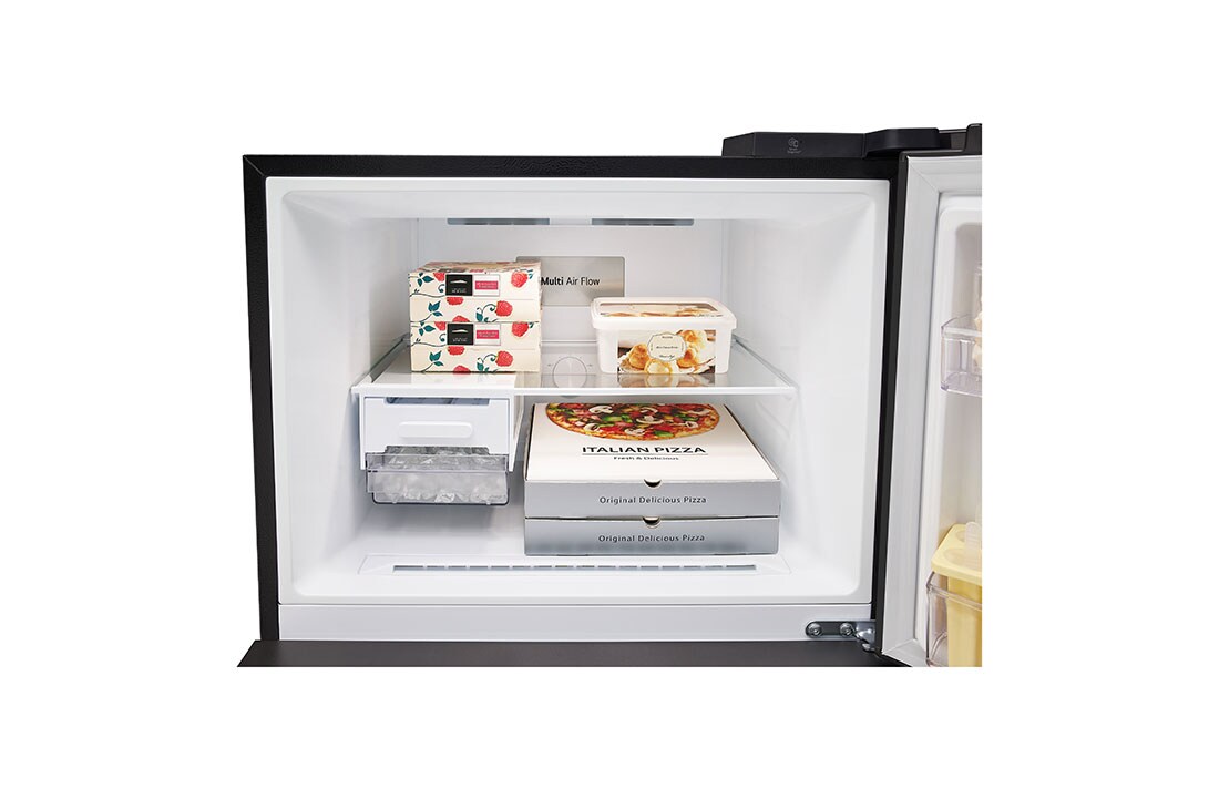 LG Réfrigérateur congélateur supérieur 493&nbsp;L en Essence Noir mat, Une image côte à côte montrant deux vues d’un réfrigérateur LG dans une cuisine moderne, mettant en valeur les fonctionnalités d’IA., GJ-B452PQBK, thumbnail 5