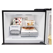 LG Réfrigérateur congélateur supérieur 493&nbsp;L en Essence Noir mat, Une image côte à côte montrant deux vues d’un réfrigérateur LG dans une cuisine moderne, mettant en valeur les fonctionnalités d’IA., GJ-B452PQBK, thumbnail 5