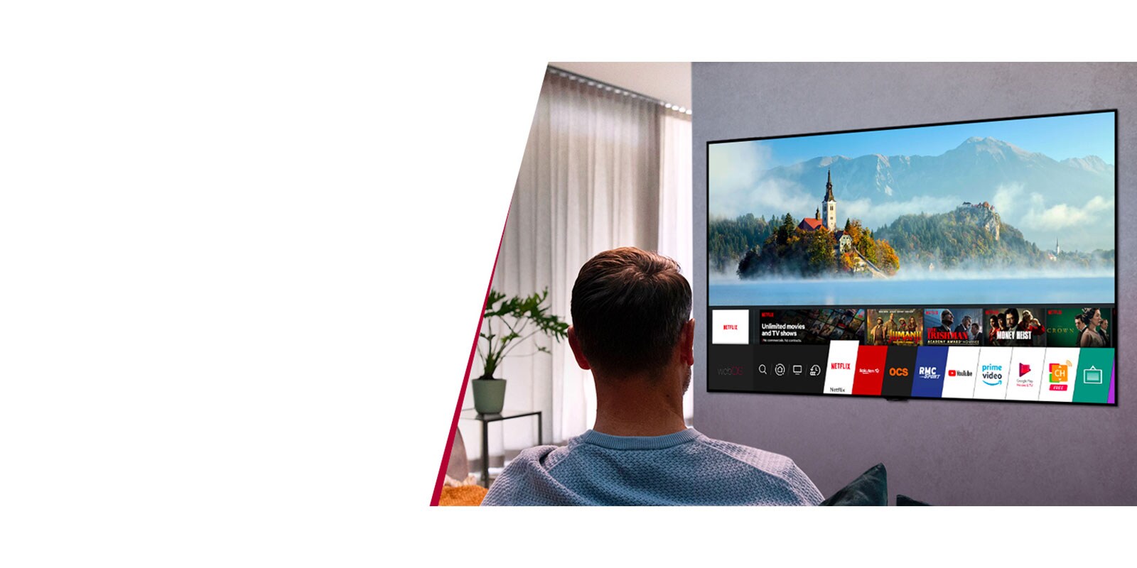 Homme dans son canapé utilisant les système webOS de son téléviseur LG
