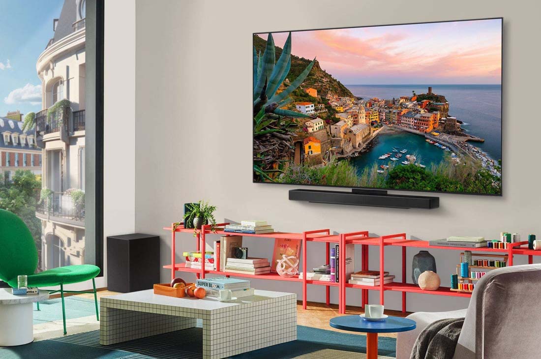 LG Smart TV LG OLED AI CS5 4K 55 pouces 144 HZ Télécommande AI Magic Remote webOS25 2025 , Vue large d’un salon élégant et coloré. La Smart TV LG OLED evo AI CS5 4K est fixée au mur avec une LG Soundbar en dessous. Le design de la TV se fond bien dans l’espace. Sur l’écran de TV se trouve u, OLED55CS5VA, thumbnail 14