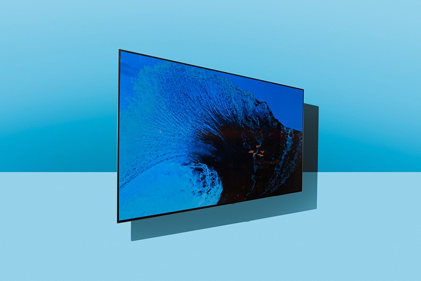 La LG TV AI ThinQ apparaît sur un fond bleu