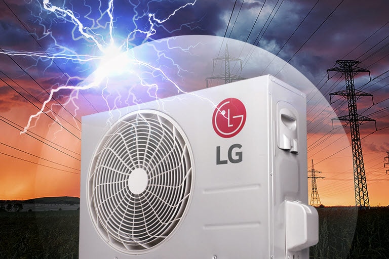 Le ventilateur LG qui se trouve à l’extérieur de la maison est représenté avec un ciel sombre avec des éclairs en arrière-plan.  Le logo LG est visible sur le côté du moteur.