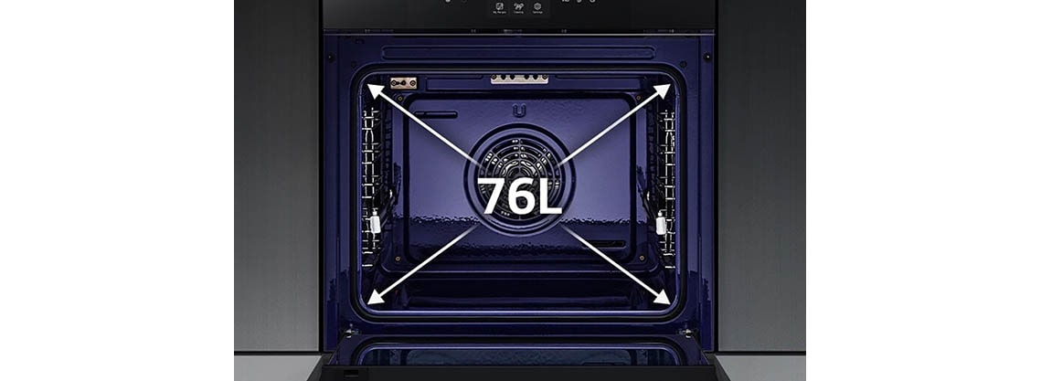 Immagine che mostra l'ampia cavità del forno, con indicato 76 litri