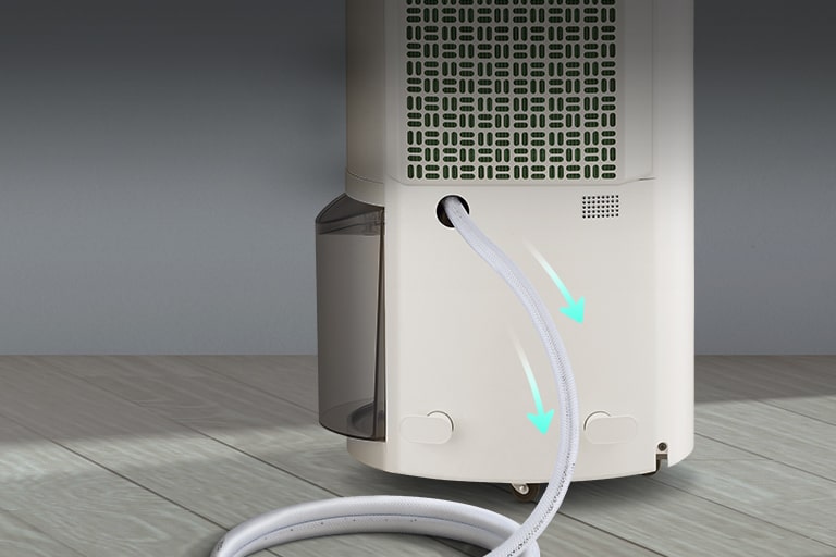 A hose is connected to the product to show that continuous drainage is possible without emptying the water tank.