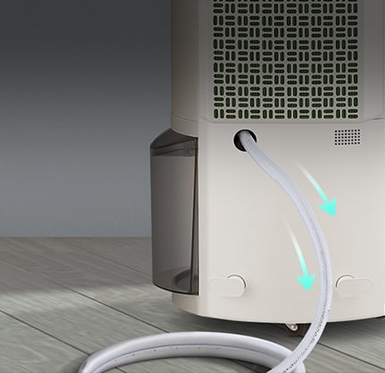 A hose is connected to the product to show that continuous drainage is possible without emptying the water tank.