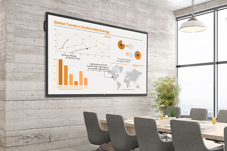 En la sala de conferencias hay un gran TR3PN instalado en la pared, que muestra en la pantalla los materiales para la reunión con gran nitidez.