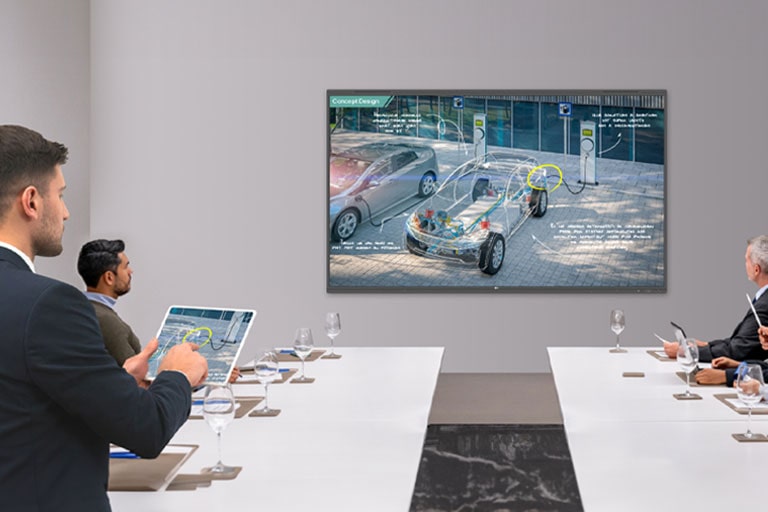 Se está realizando una presentación en la sala de reuniones equipada con TR3PN, y el presentador controla a la perfección sus materiales mediante la función de pantalla compartida inalámbrica de su tableta.