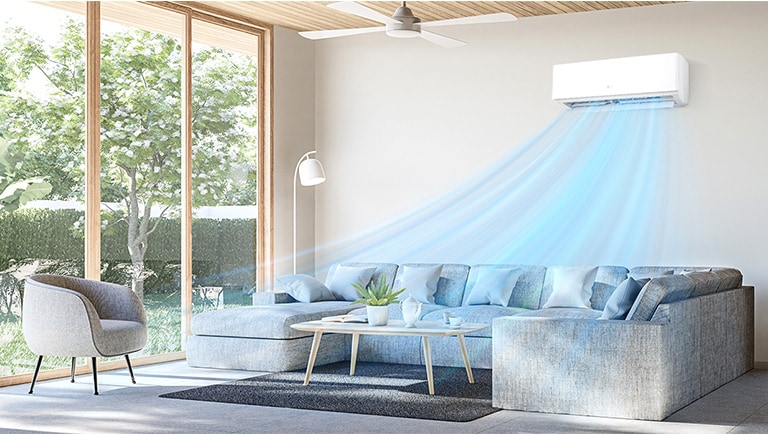 El aire acondicionado está en la pared de un comedor con una ventana grande a la izquierda, distribuyendo el aire frío.