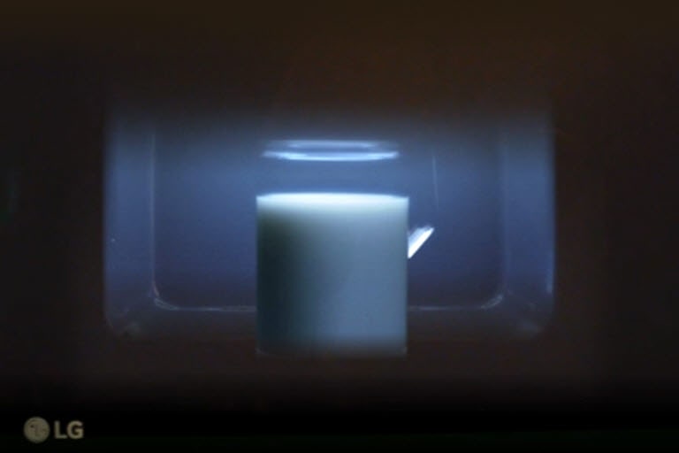 Muestra el LG Neochef™ con la lámpara LED interna encendida.