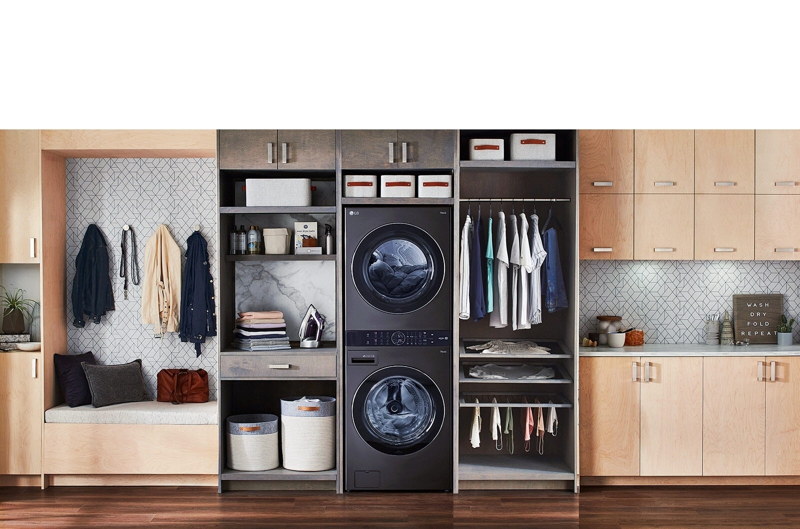 Una Torre de Lavado LG negra se instala en una lavandería, y una mujer se inclina para apretar un botón de la máquina.