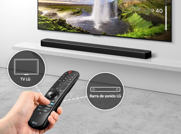 Una persona sostiene un control remoto mientras controla la televisión y la barra de sonido que se encuentran al fondo. Se pueden ver los iconos del televisor LG y de la barra de sonido LG. 