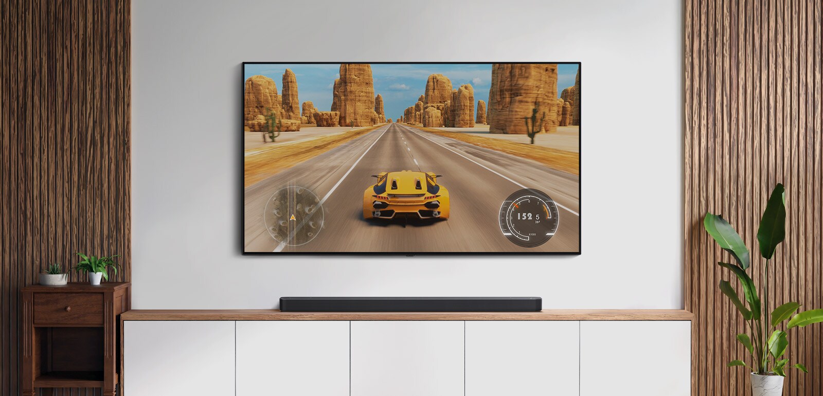 Hay un televisor y una barra de sonido en la sala de estar. Un juego de carreras de autos aparece en una pantalla de televisión. (reproducir el video)
