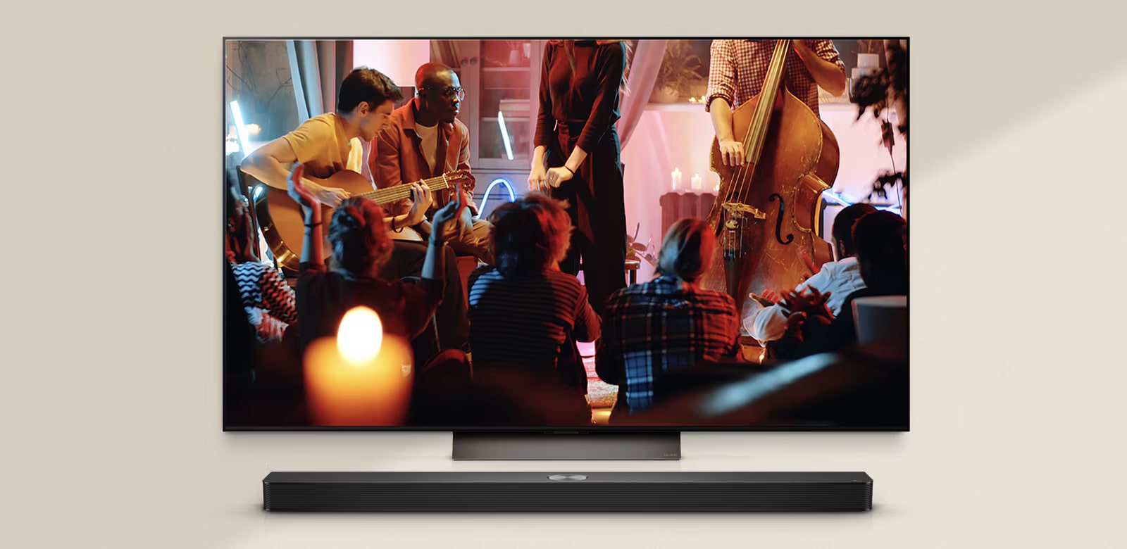 La escena de un concierto se está reproduciendo en la TV. Un efecto de sonido virtual sale de la TV, La soundbar y el sub-woofer al mismo tiempo.