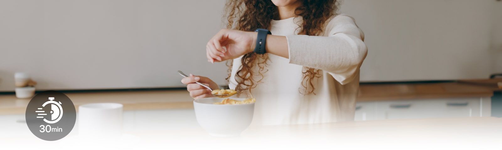 Una mujer sentada a la mesa mira su reloj de pulsera durante una comida ligera. Y un icono con 30 minutos escrito.