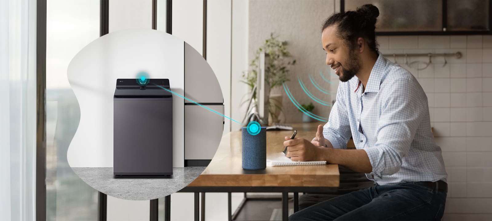 Un hombre controla la lavadora LG con asistente de voz.