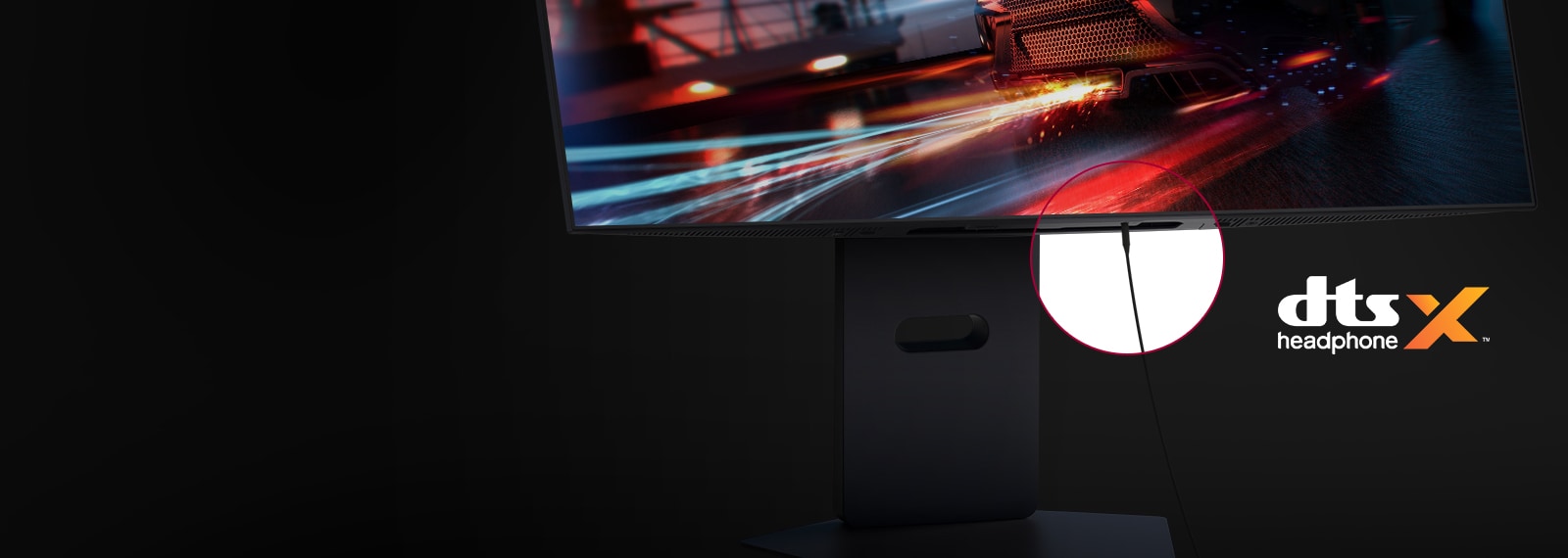 El cable de auriculares de 4 polos está conectado al monitor.