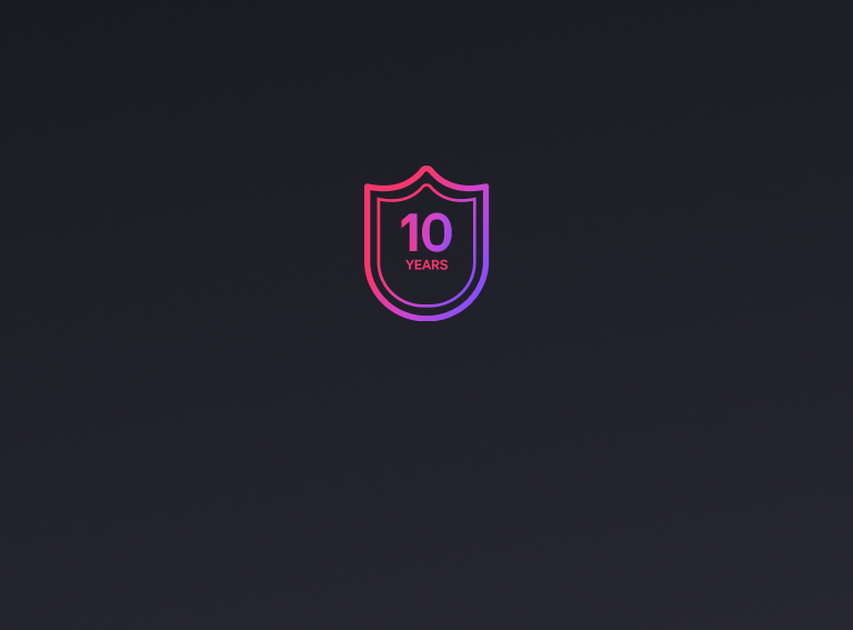 El ícono de un escudo con “10&nbsp;años” escrito en el interior, en tonos rosa y morado, simboliza la durabilidad.