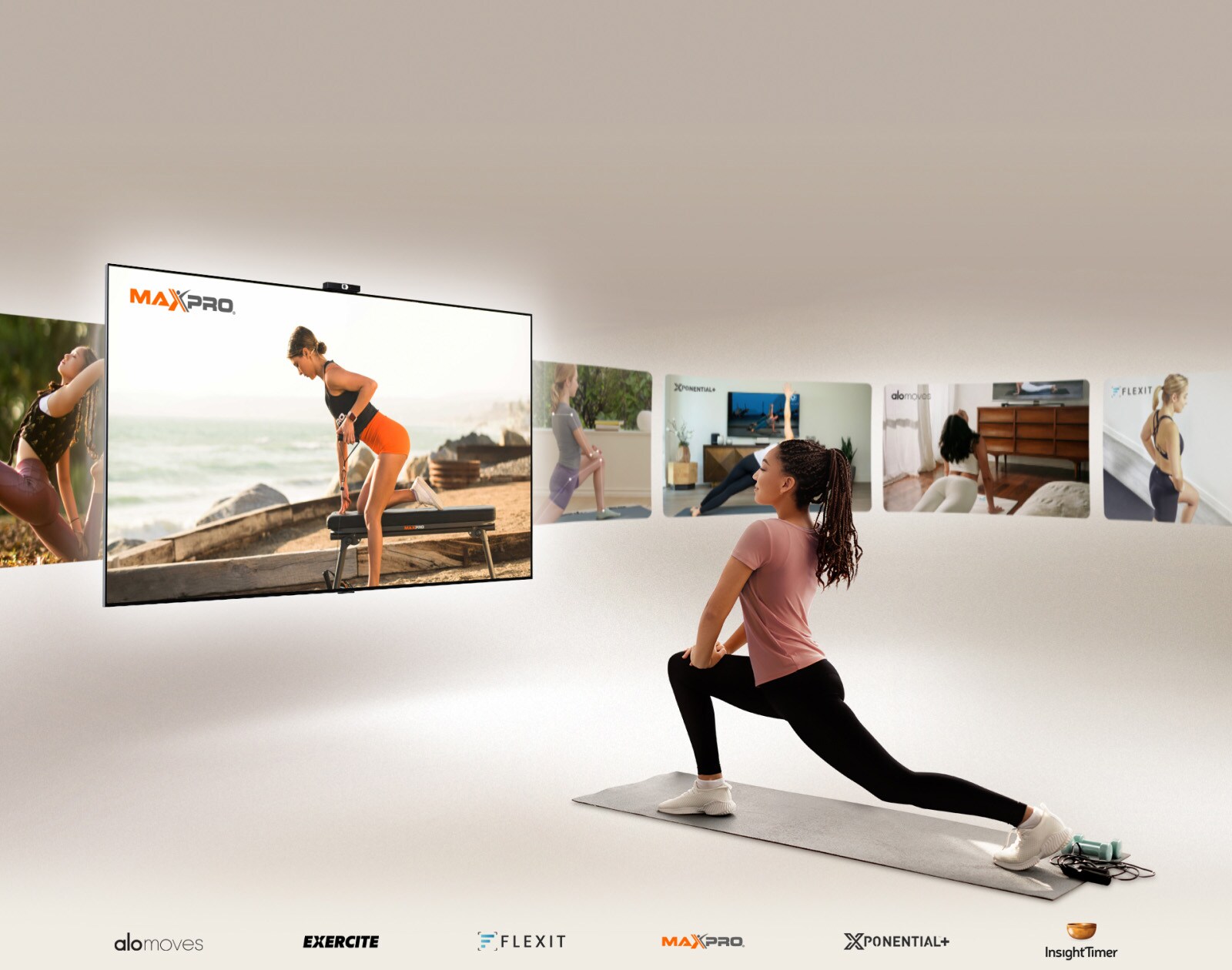 Se muestra una mujer haciendo estocadas en una colchoneta de yoga frente a un LG TV. La TV alterna entre videos de Exercite, Xponential, Alo Moves, FLEXIT, Insight Timer y Maxpro.
