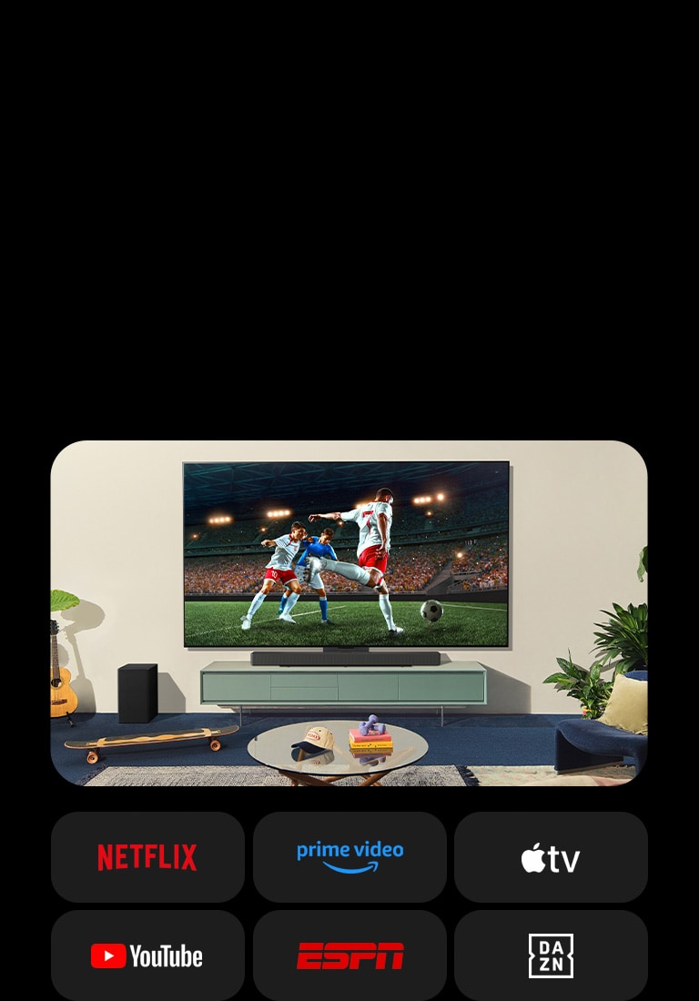 Dos mujeres ven un partido de fútbol desde una sala de estar acogedora. Una de ellas sostiene una pelota de fútbol y ambas alientan a su equipo con altavoces amarillos y rojos. Debajo, se muestran los siguientes logos. Netflix, Amazon Prime Video, Apple TV, YouTube, ESPN y DAZN.