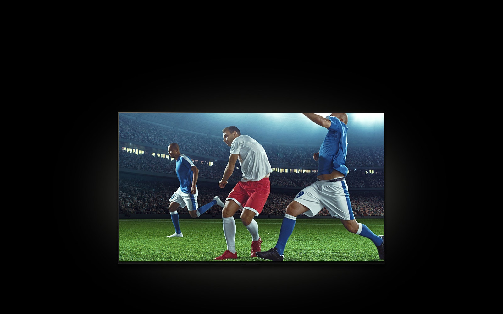 Un cursor hace clic en Modo de imagen y cambia de “Vívido” a “Sports”. Al hacerlo, la imagen del partido de fútbol que se muestra se torna más brillante, nítida y fluida. 