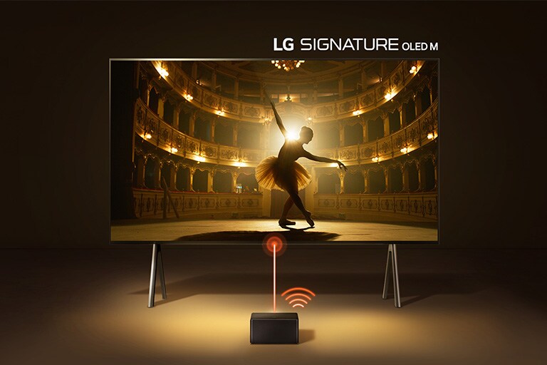 La LG Signature OLED M muestra a una bailarina en plena actuación en un escenario y la Caja de conexión cero se coloca en el suelo.
