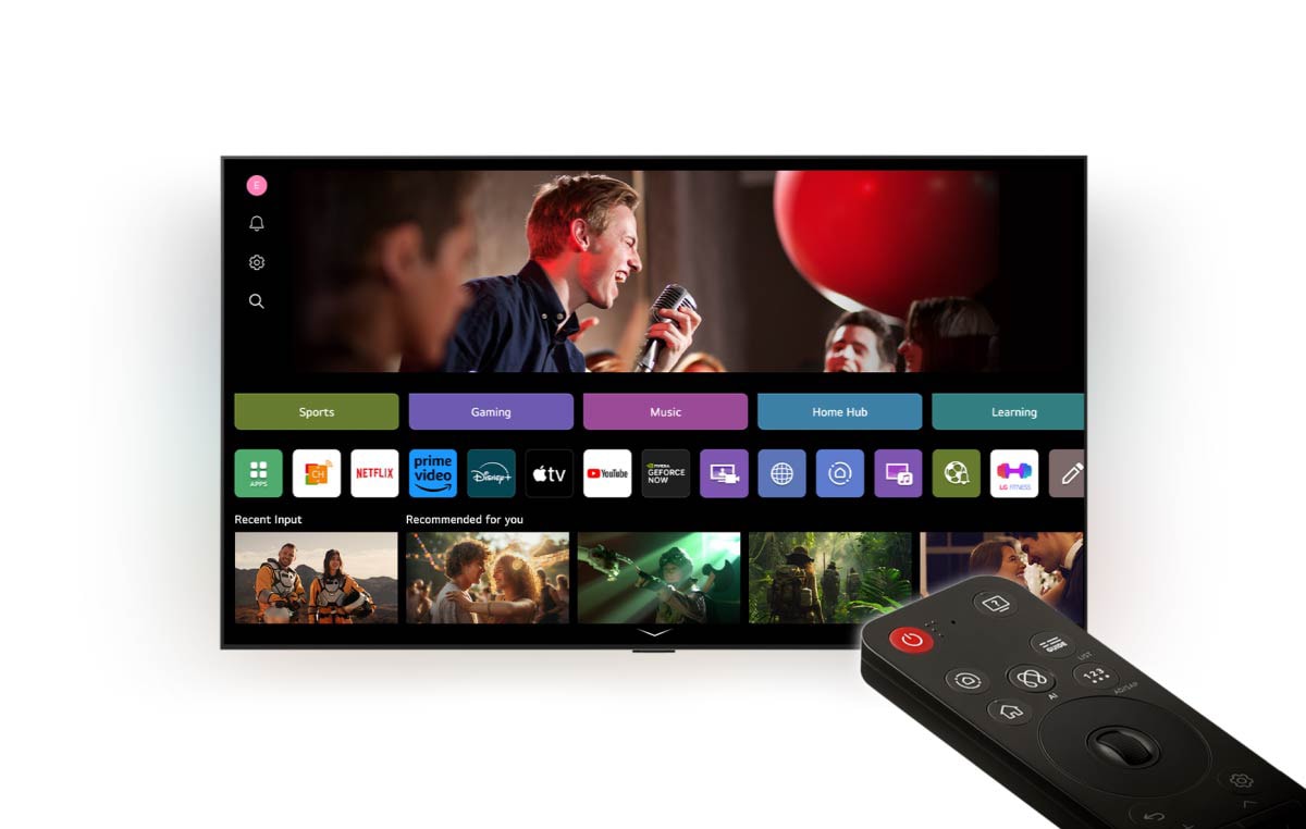 La interfaz LG webOS con AI Magic Remote en primer plano. Las imágenes en miniatura en la interfaz de usuario muestran recomendaciones de contenido personalizadas de AI Voice ID.Una familia de cuatro integrantes reunida alrededor de una LG AI TV. Alrededor de la persona que sostiene el control remoto, aparece un círculo con su nombre. Esto muestra cómo AI Voice ID reconoce la voz única de cada usuario. Luego, en la interfaz de webOS, se muestra cómo la IA cambia automáticamente la cuenta y recomienda contenido personalizado.