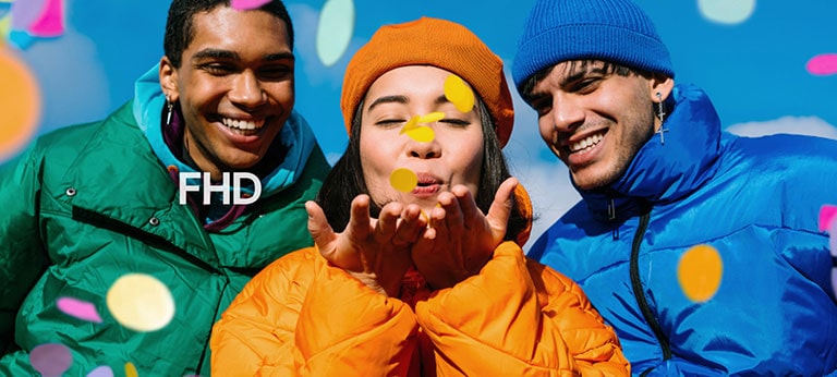 Tres personas vestidas de verde, amarillo y azul.