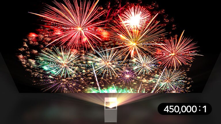 Nuestra relación de contraste de 450.000:1 resalta los detalles nítidos y los negros profundos, realzando la viveza de cada escena.