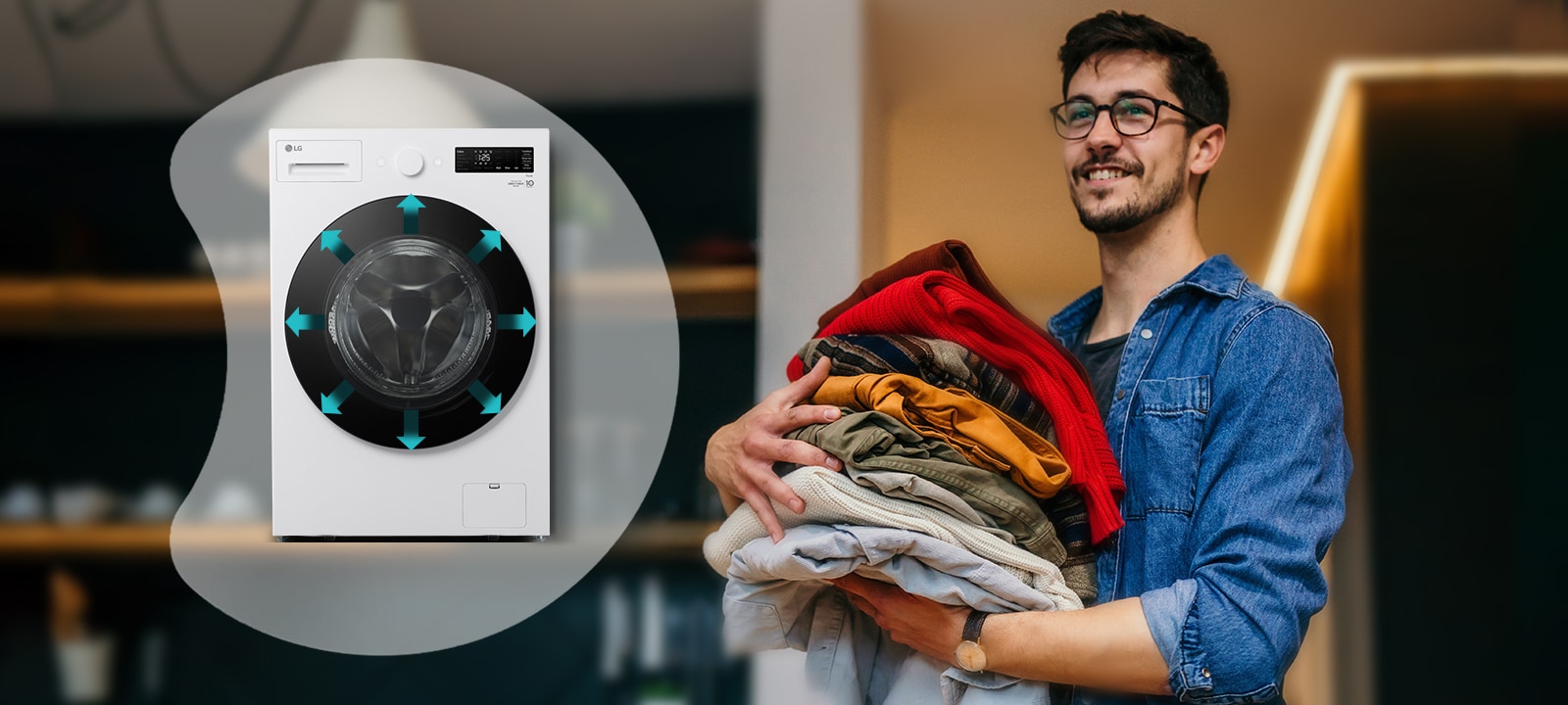 Él está de pie con la ropa lista y, a su lado, muestra una imagen más grande del interior de la lavadora.
