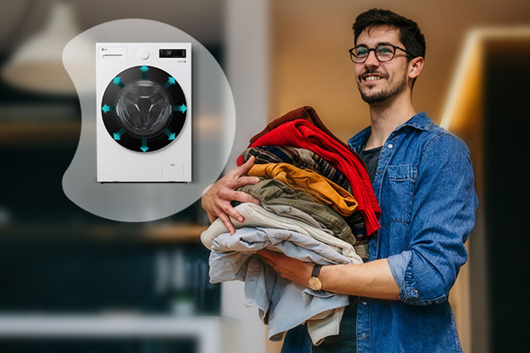 Él está de pie con la ropa lista y, a su lado, muestra una imagen más grande del interior de la lavadora.