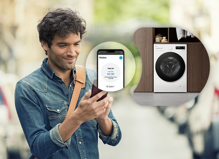 El hombre está mirando el teléfono inteligente y muestra la pantalla y la imagen de la lavadora del teléfono inteligente junto a él.