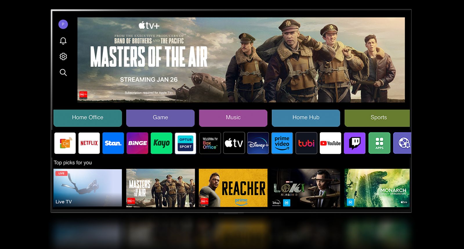 Un primer plano de la pantalla de un televisor LG que muestra los botones Home Office, Game y Music sobre un cartel de Masters of the Air se aleja para mostrar el televisor montado en una pared de una sala de estar. Los siguientes logotipos se muestran en la pantalla del televisor en la imagen: LG Channels, Netflix, Prime Video, Disney TV, Apple TV, YouTube, Spotify, Twitch, GeForce Now y Udemy.