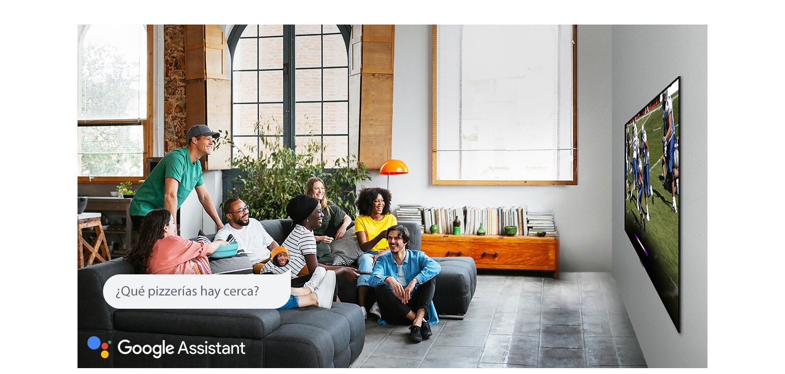 Mujer mirando fútbol en la TV con amigos y preguntándole al Asistente de Google qué pizzerías hay cerca