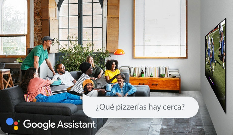 Mujer mirando fútbol en la TV con amigos y preguntándole al Asistente de Google qué pizzerías hay cerca