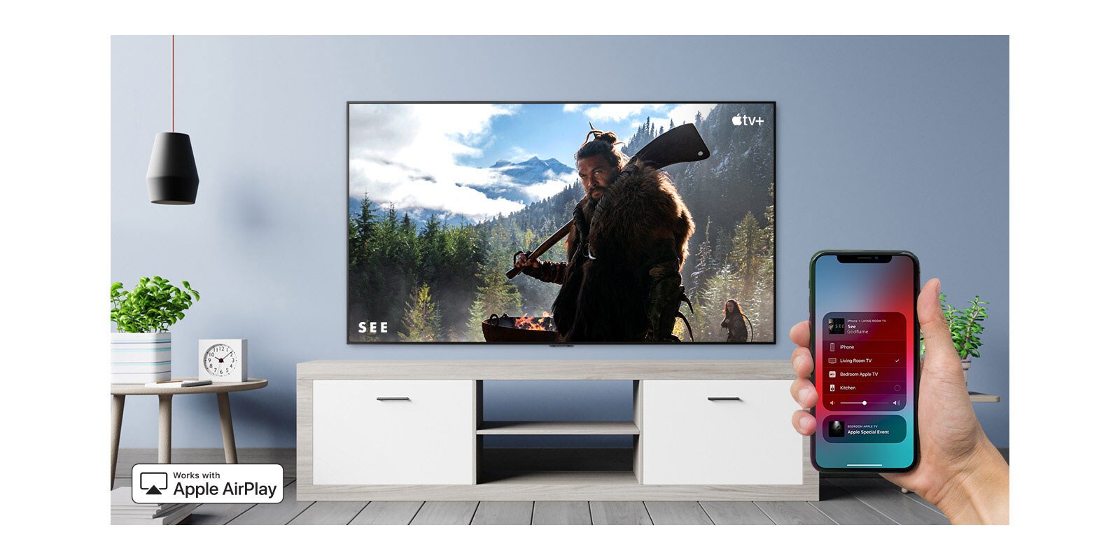 Primer plano del control manual de TV con iPhone y TV que muestra un contenido de Apple TV+