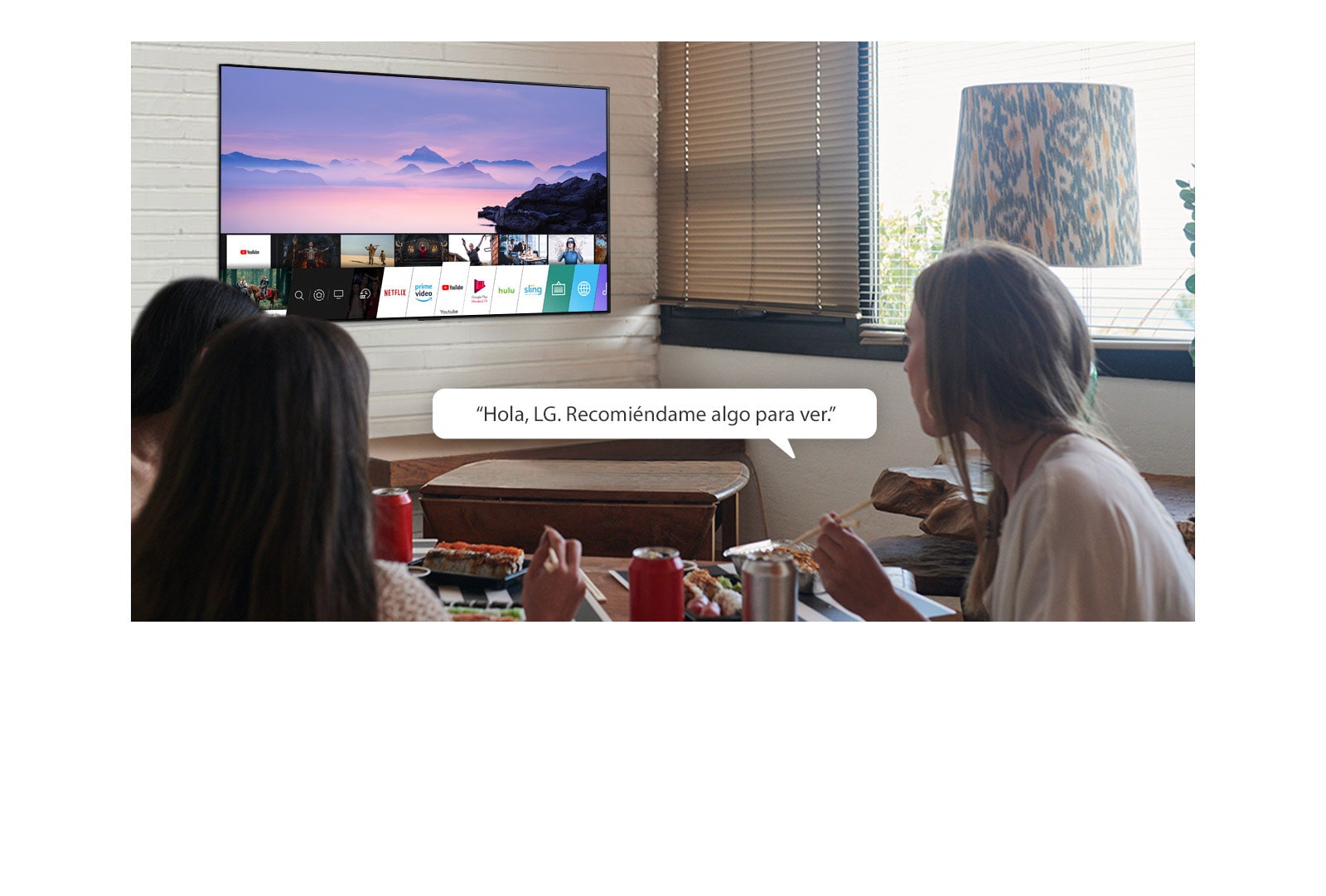 Tres mujeres comiendo sushi mientras una de ellas le pide recomendaciones a la TV LG