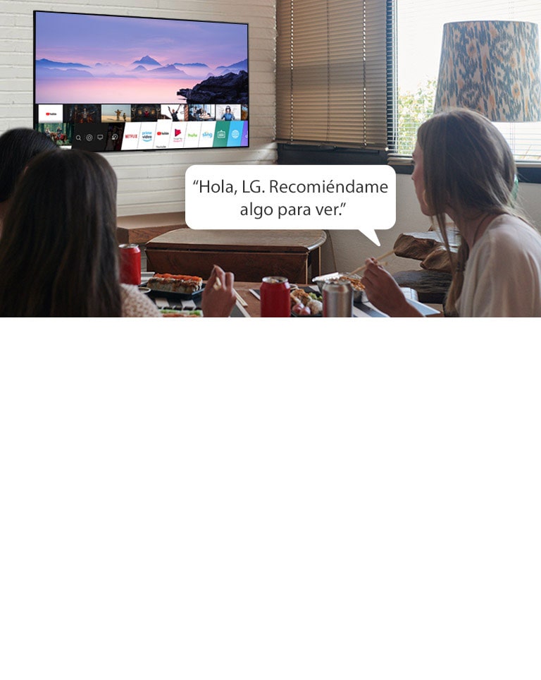 Tres mujeres comiendo sushi mientras una de ellas le pide recomendaciones a la TV LG