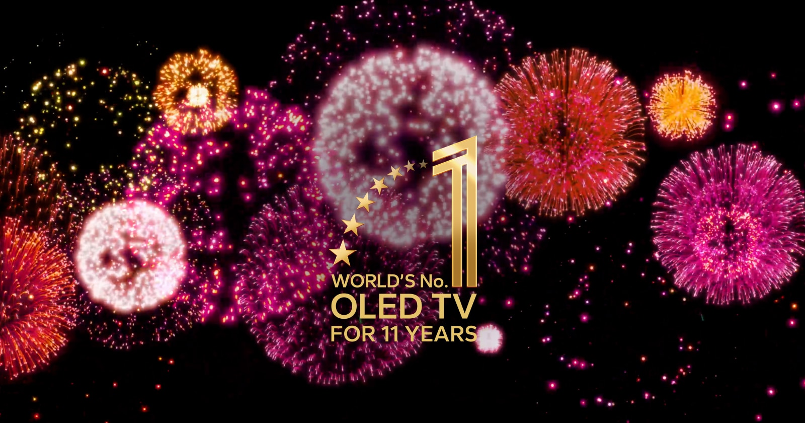 Un video muestra la frase “El mejor televisor OLED del mundo durante 10 años”, que aparece gradualmente contra un fondo negro con fuegos artificiales violetas, rosas y naranjas. 