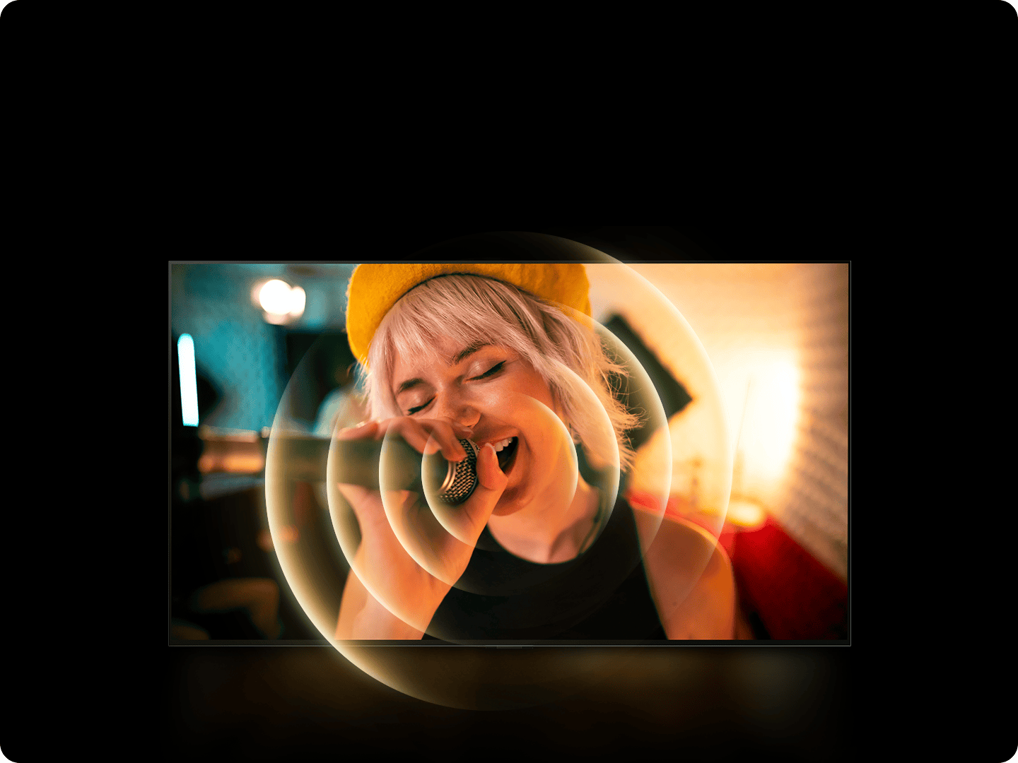 Una mujer cantando con el micrófono en su mano y una gráfica de un círculo naranja alrededor de su boca para mostrar el paisaje sonoro.