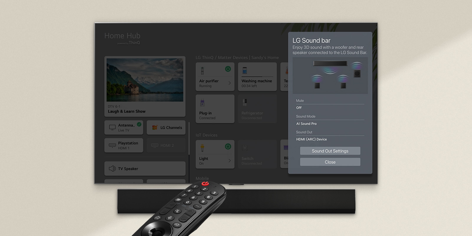 Una imagen de un control remoto apuntando a un televisor LG OLED que muestra la configuración de control de la barra de sonido en el lado derecho de la pantalla.