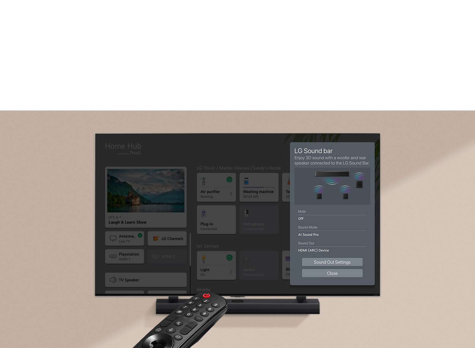 Uma imagem de um controle remoto apontado para uma TV LG QNED, mostrando configurações de controle da soundbar no lado direito da tela.