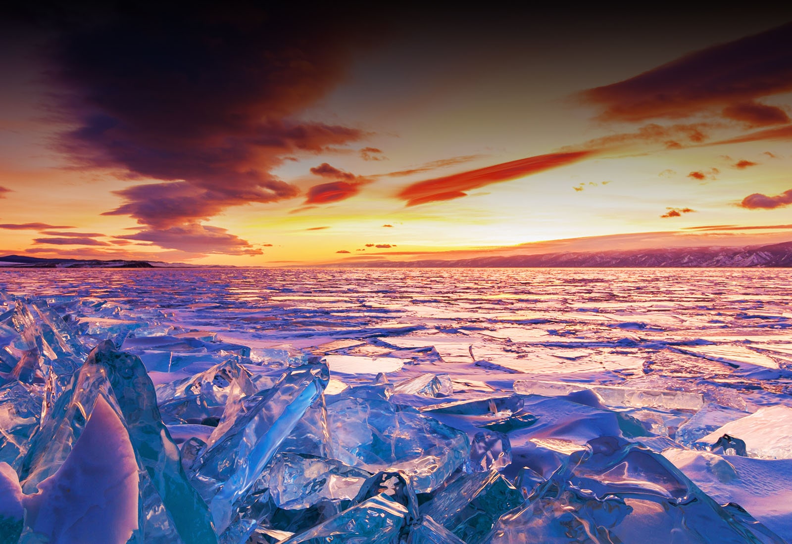 Una vista panorámica de una puesta de sol y unos glaciares.