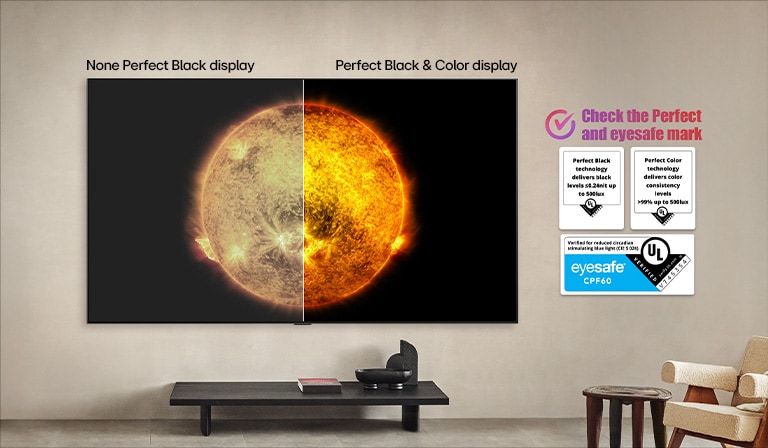 Sala de estar con una LG OLED TV montada en la pared. En la TV, se muestra una cadena montañosa bajo un cielo nocturno oscuro lleno de estrellas. Esta escena está dividida por la mitad. Una mitad muestra una versión más opaca y gris del paisaje, con la etiqueta: Pantalla mate. La otra mitad muestra una imagen más atractiva con un mayor rango dinámico de negros y blancos. Esta mitad dice: Pantalla negro perfecto. También puede verse el logotipo de certificación: La tecnología Negro Perfecto ofrece niveles de negro inferiores o iguales a 0,24&nbsp;nit y hasta 500&nbsp;lux. A su lado, hay un globo de texto que dice: Verifica la marca de certificación Negro Perfecto. 