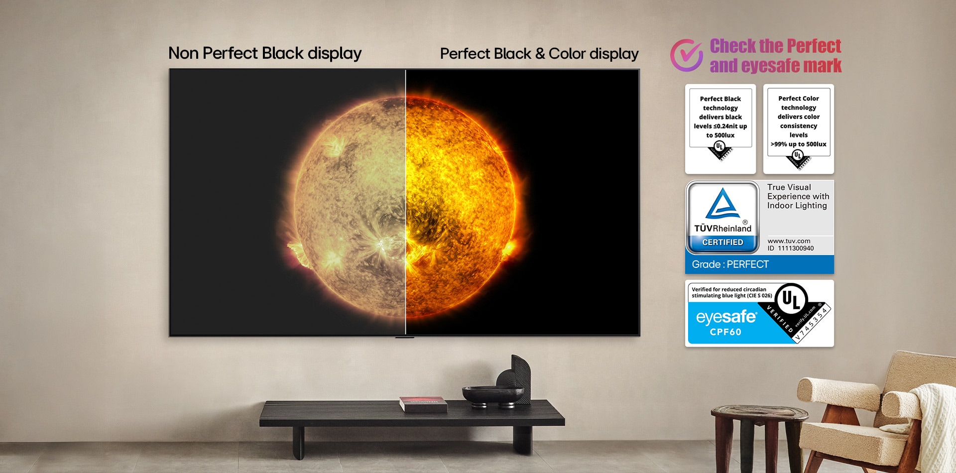 Espacio de sala de estar con un televisor LG OLED montado en la pared. En el televisor se ve una cadena montañosa contra un cielo oscuro de la tarde lleno de estrellas. Esta escena está dividida en dos. Un lado muestra una versión más opaca y gris del paisaje con la etiqueta "Non Perfect Black display". En el otro lado hay una imagen más agradable con un rango dinámico más amplio de negros y blancos. Esta tiene la etiqueta "Perfect Black display". También se ve la certificación del logotipo: Perfect Black Technology ofrece niveles de negro menores o iguales a 0.24 nit hasta 500lux. A un lado hay una burbuja de texto que dice: "Consulte la marca de certificación Perfect Black"