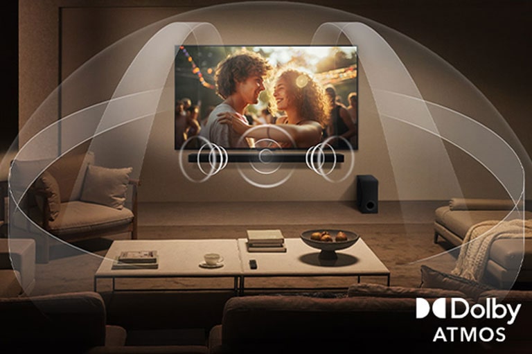 Sala acogedora con poca luz con una LG QNED TV en una pared con una LG Soundbar. Gráficos muestran cómo Dolby Atmos llena el espacio con sonido envolvente desde cualquier dirección. Logotipo de Dolby Atmos en la esquina inferior derecha.
